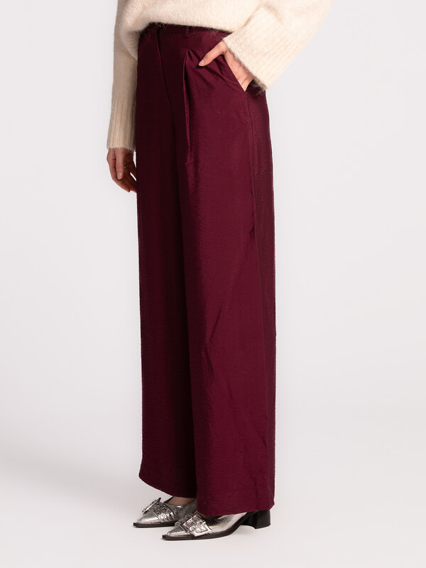 Selected Pantalon large Teresa 4. Elegant & effortless. Ce pantalon bordeaux à jambes larges dégage luxe et style. Idéal ...