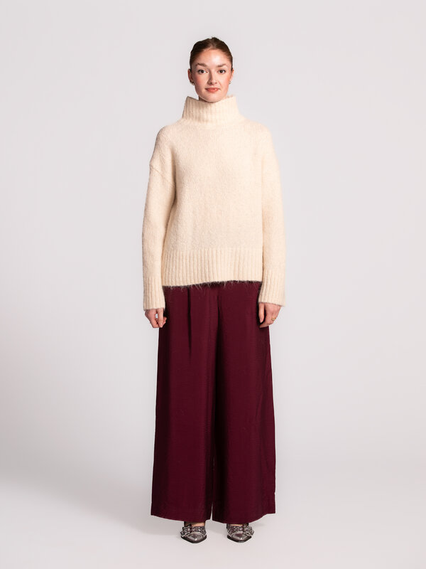 Selected Pantalon large Teresa 3. Elegant & effortless. Ce pantalon bordeaux à jambes larges dégage luxe et style. Idéal ...