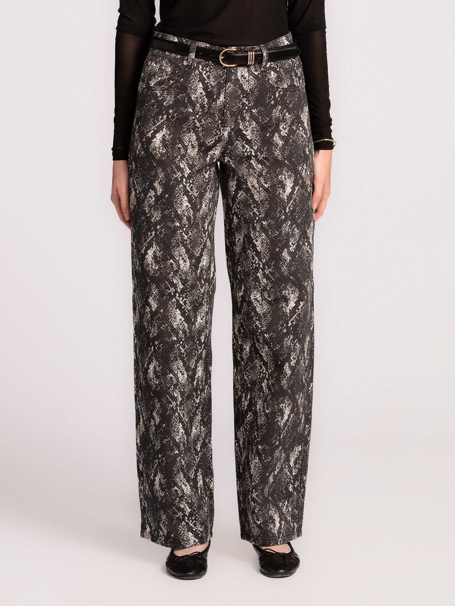 MBYM Jeans met slangenprint Lixana 1. All eyes on you. Deze denim met allover print is de eyecatcher van je look. De rech...