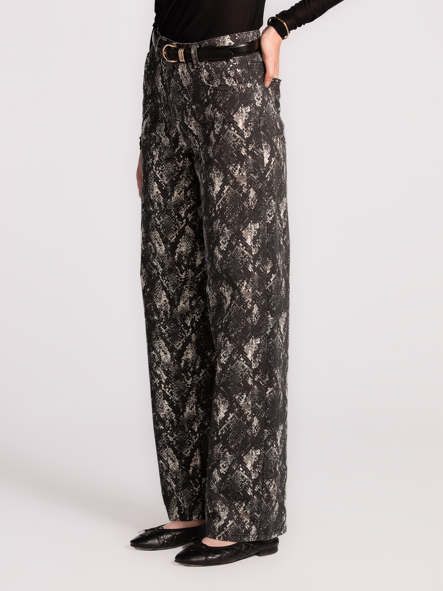 MBYM Jeans met slangenprint Lixana 4. All eyes on you. Deze denim met allover print is de eyecatcher van je look. De rech...
