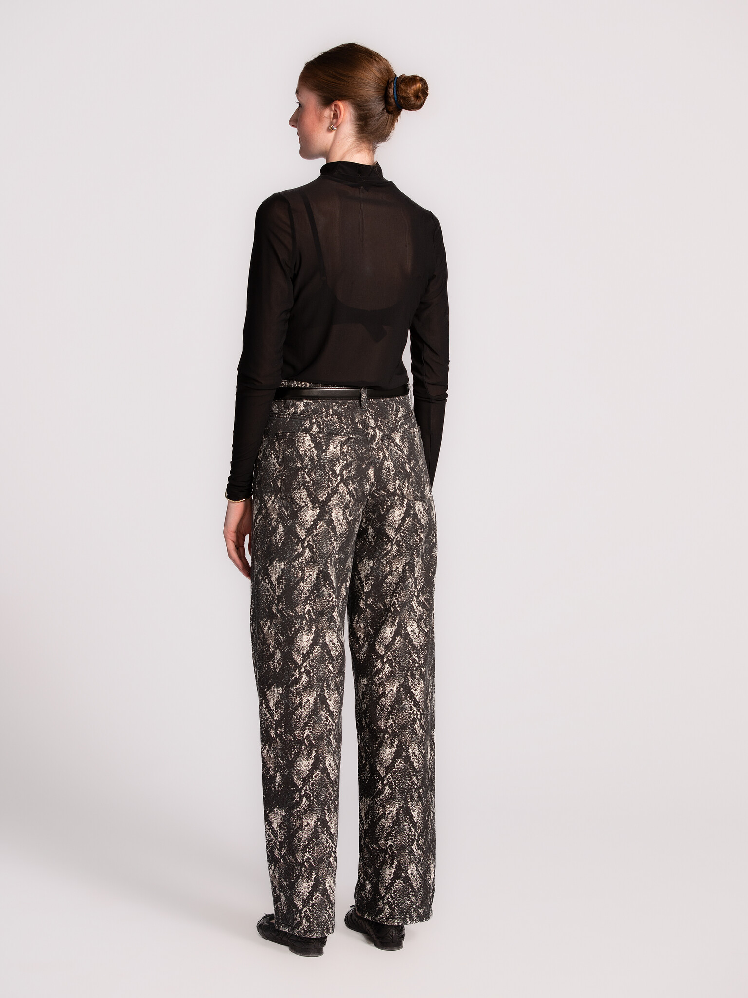 MBYM Jeans met slangenprint Lixana 5. All eyes on you. Deze denim met allover print is de eyecatcher van je look. De rech...
