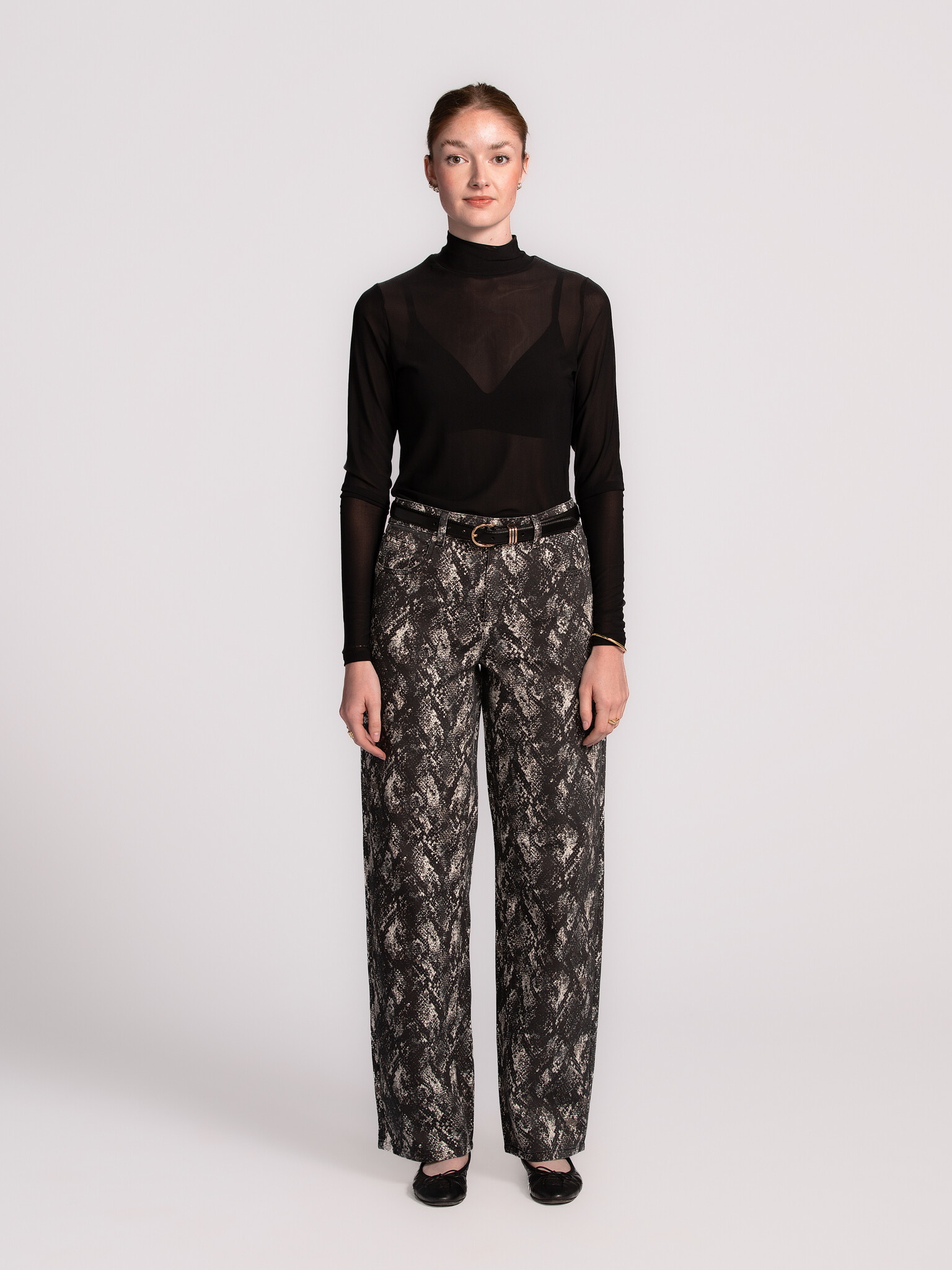 MBYM Jeans met slangenprint Lixana 3. All eyes on you. Deze denim met allover print is de eyecatcher van je look. De rech...