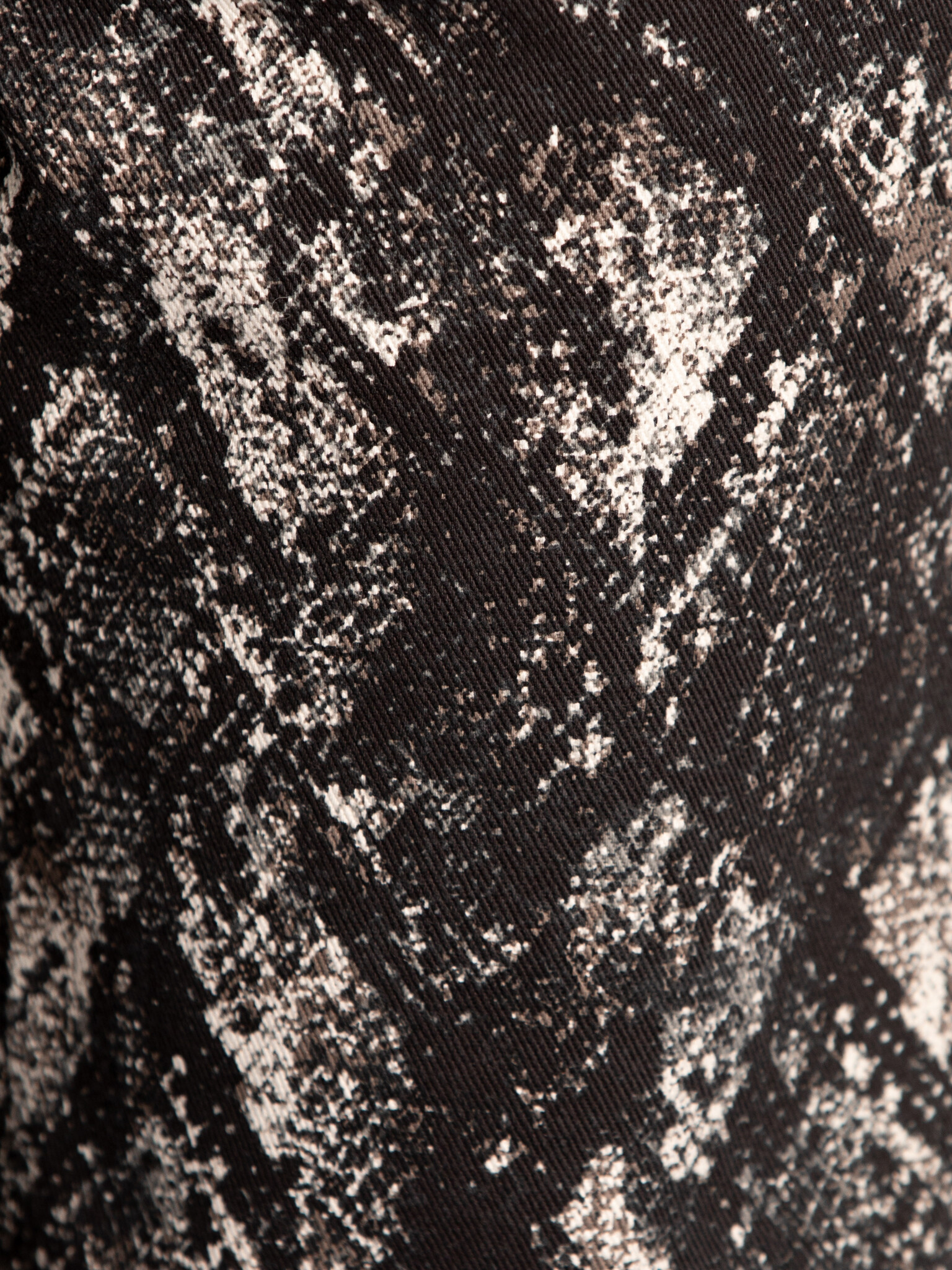 MBYM Jeans met slangenprint Lixana 6. All eyes on you. Deze denim met allover print is de eyecatcher van je look. De rech...