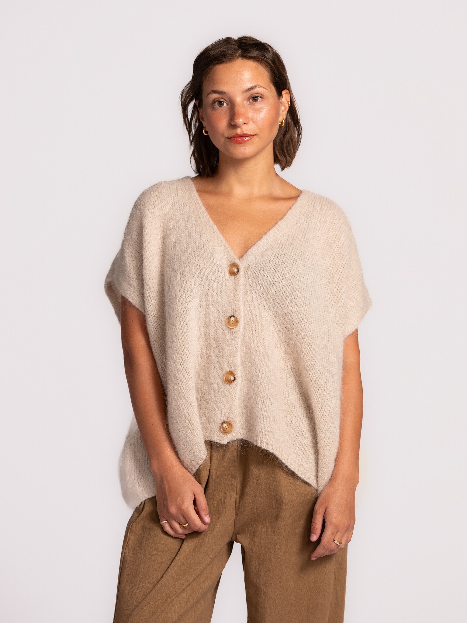 Le Marais Sleeveless knitted vest Live 1. Off-white, the color of infinite styling options. This cardigan not only goes w...