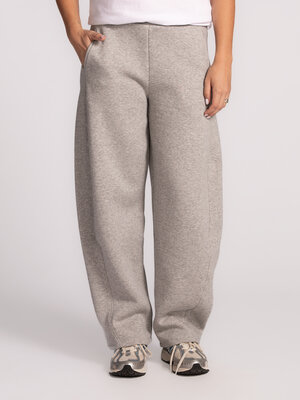 Jogging Dylan. La mode rencontre le confort. Ce pantalon de jogging gris allie style et aisance. Sa coupe fuselée subtile...