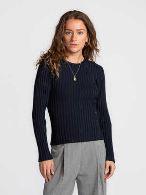 T-shirt à manches longues Helen. Ce pull bleu marine allie un basique intemporel à une touche moderne. Les boutons asymét...