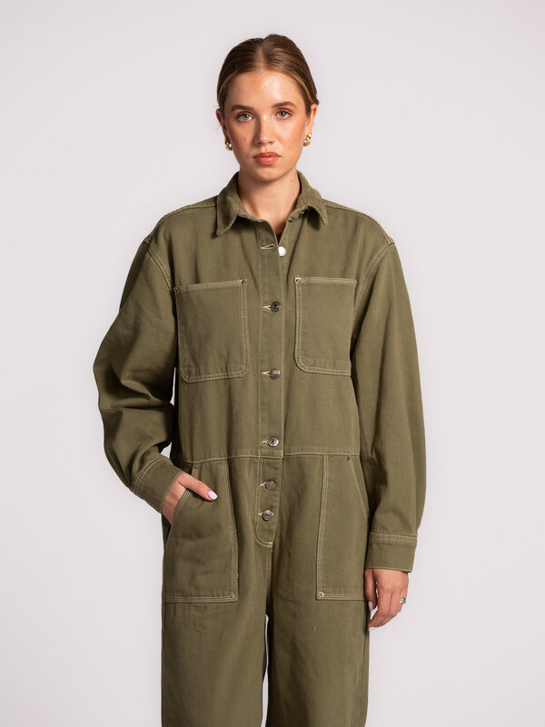 Les Soeurs Jumpsuit contrast stitch Mono 3. Deze khaki jumpsuit met contrasterende stiksels geeft je look een instant coo...