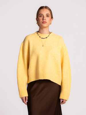 Pull Megan. Soft as butter, fresh as fall. Le jaune beurre reste la couleur du moment. Cette teinte douce s’accorde facil...