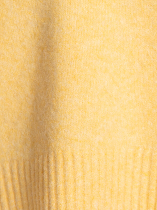 Les Soeurs Pull col rond Megan 6. Soft as butter, fresh as fall. Le jaune beurre reste la couleur du moment. Cette teinte...