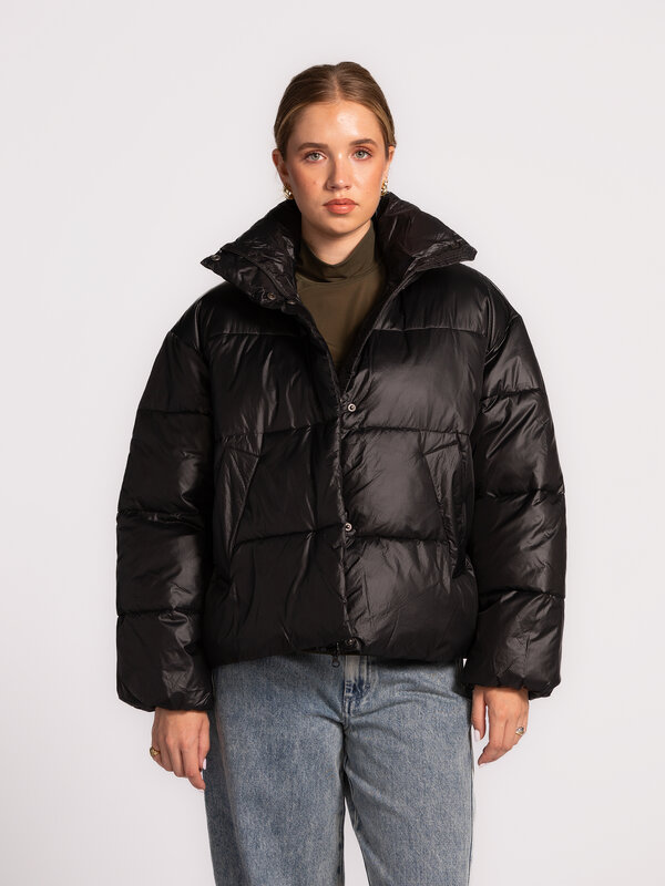 MBYM Pufferjas Seraphina 1. Cool & warm. Deze zwarte donsjas houdt je heerlijk warm en geeft elke outfit een moderne, rel...