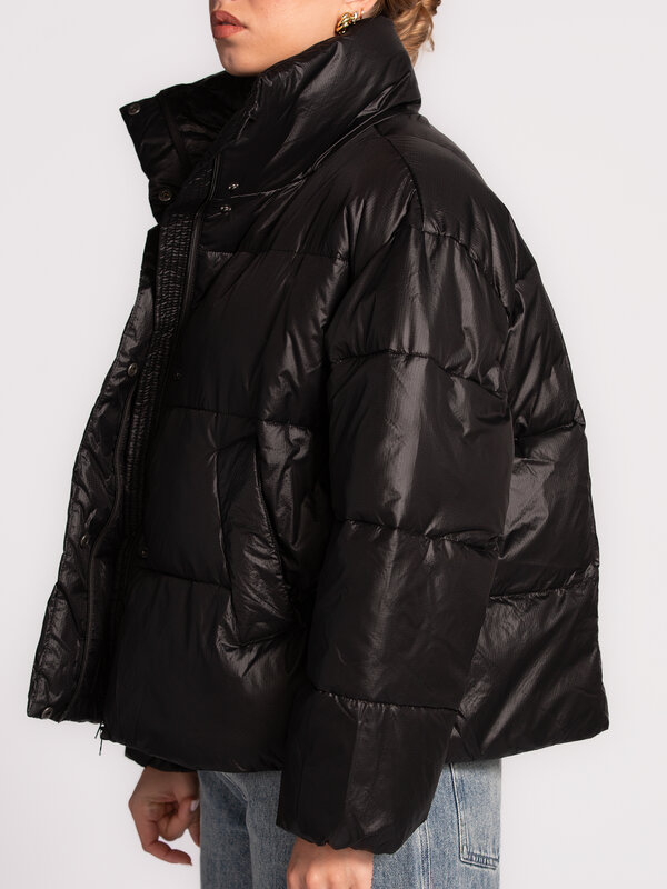 MBYM Pufferjas Seraphina 4. Cool & warm. Deze zwarte donsjas houdt je heerlijk warm en geeft elke outfit een moderne, rel...
