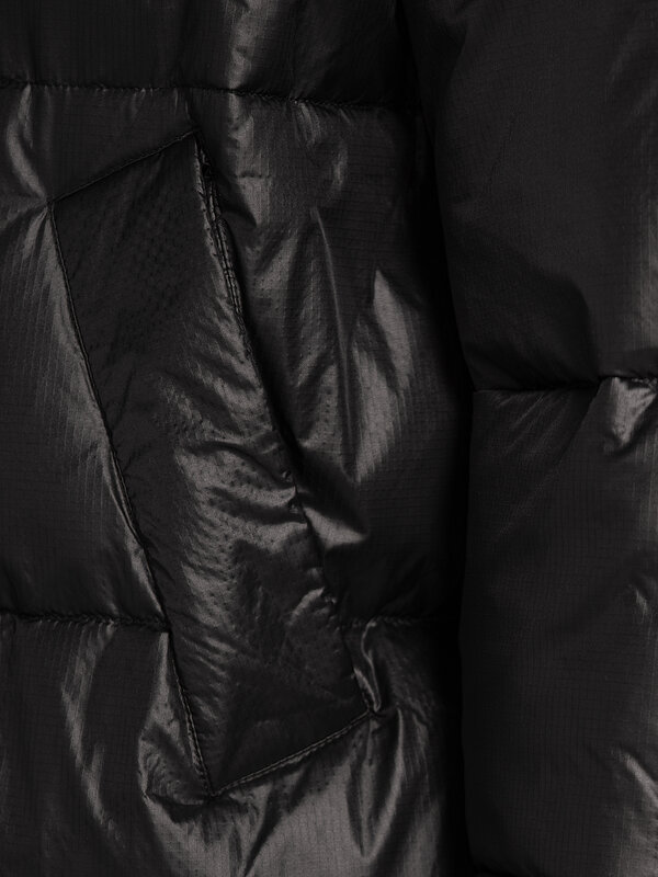 MBYM Puffer jacket Seraphina 6. Cool & warm. This black down jacket keeps you cozy while giving every outfit a modern, re...