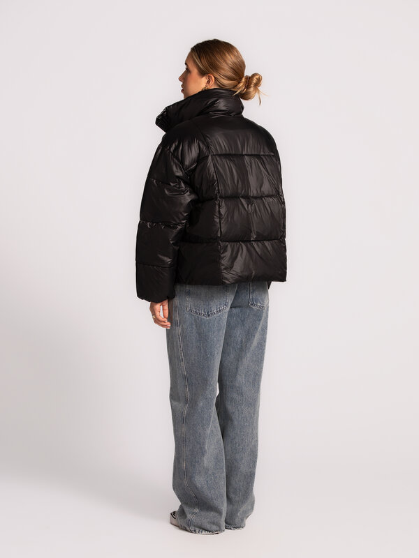 MBYM Puffer jacket Seraphina 5. Cool & warm. This black down jacket keeps you cozy while giving every outfit a modern, re...