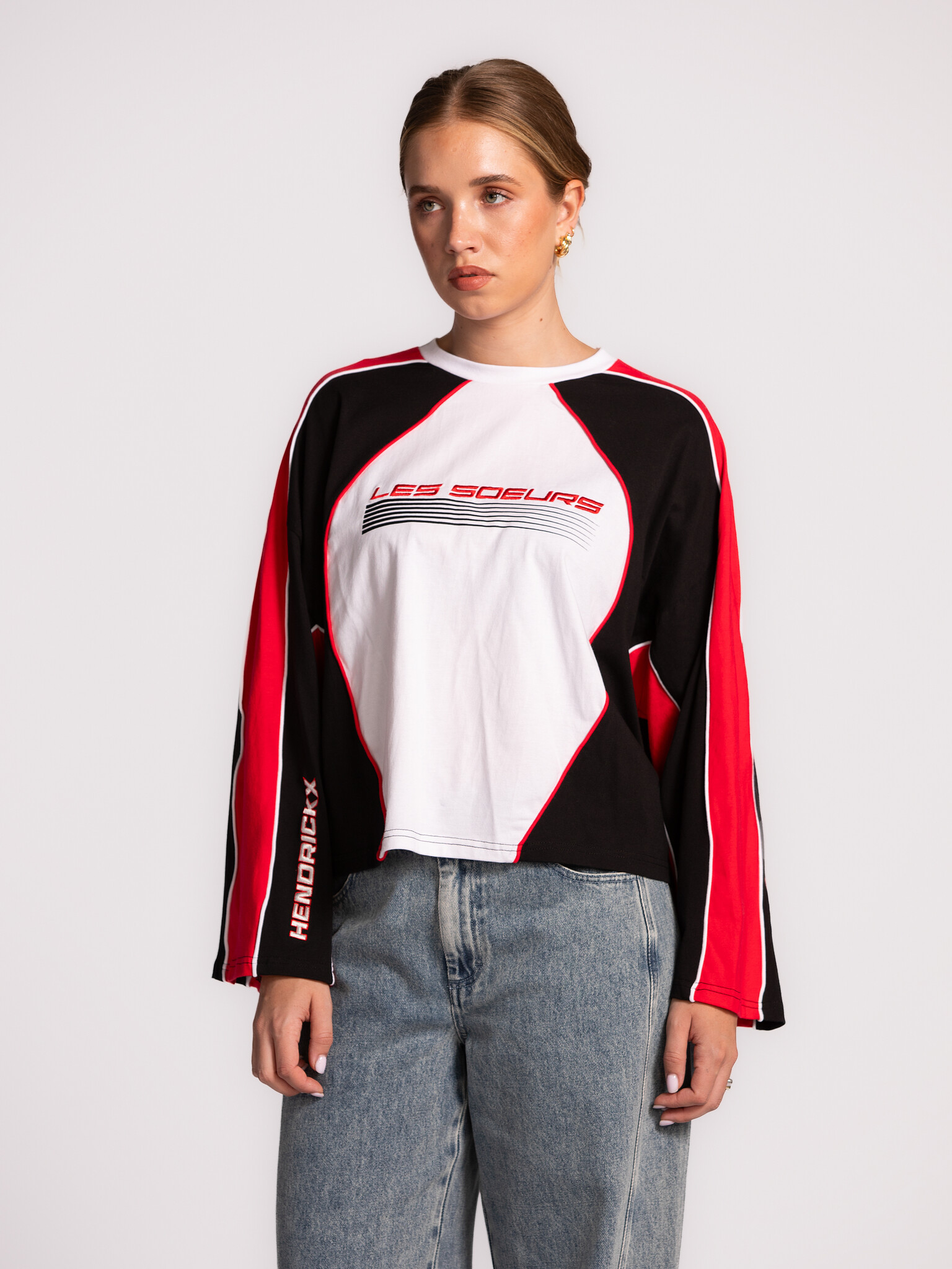 Les Soeurs T-shirt à manches longues Maggie 1. Porté par les souvenirs. Ce longsleeve vintage inspiré de la course rend h...