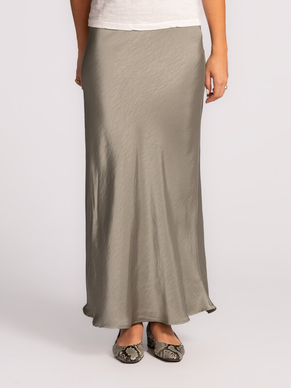 MBYM Satijnen Maxirok Maila 1. Met haar zachte pastelgroene kleur geeft deze rok elke look een elegante, glamoureuze uits...