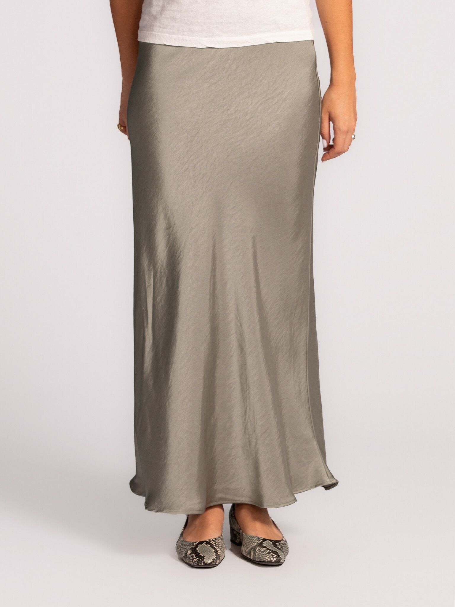 MBYM Satijnen Maxirok Maila 1. Met haar zachte pastelgroene kleur geeft deze rok elke look een elegante, glamoureuze uits...