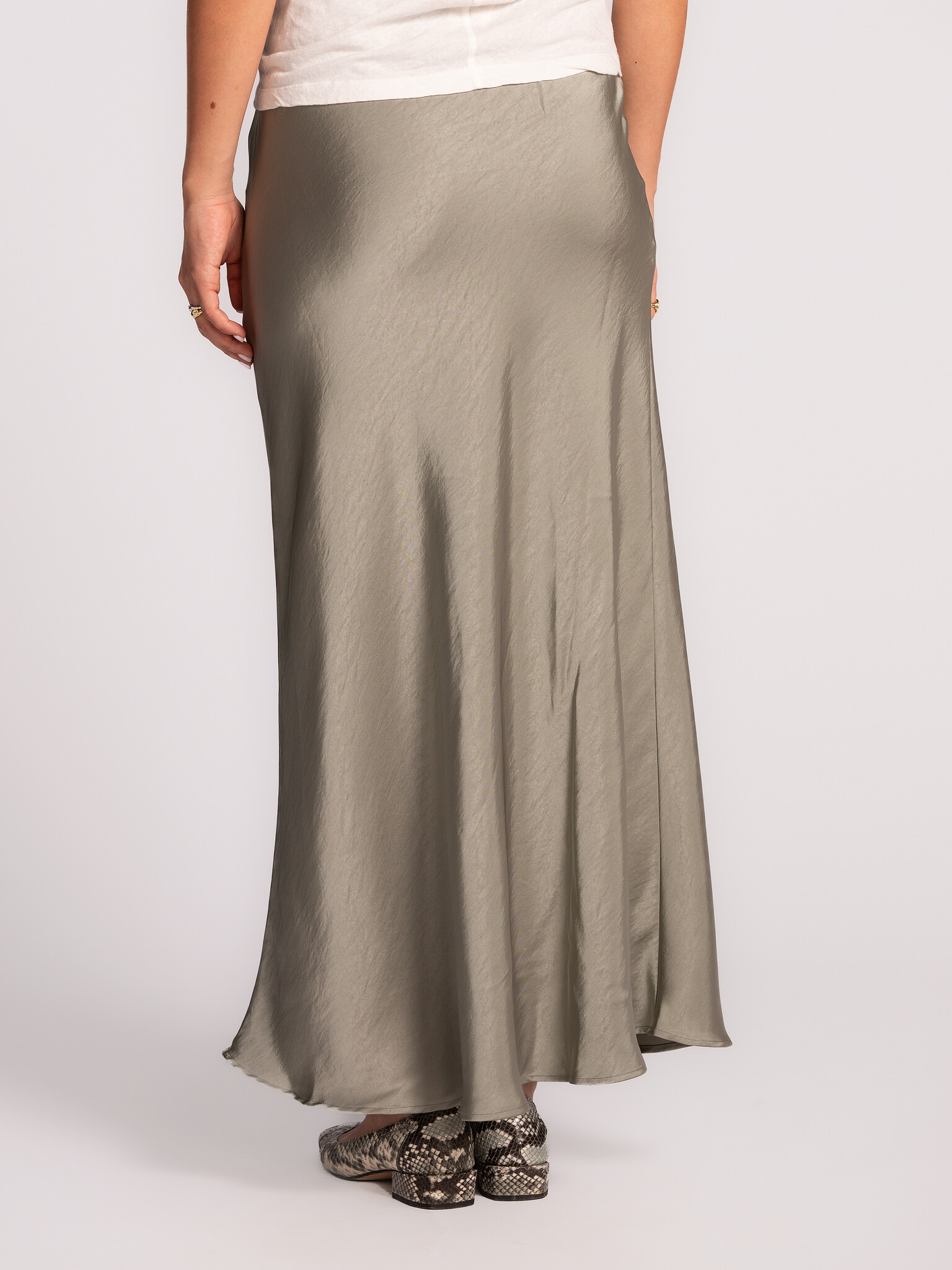 MBYM Satijnen Maxirok Maila 3. Met haar zachte pastelgroene kleur geeft deze rok elke look een elegante, glamoureuze uits...