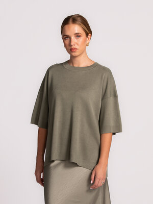 Trui Sitta. Deze lichtgroene, zachte knitted trui met korte mouwen is een must-have voor je garderobe. Perfect als dun la...