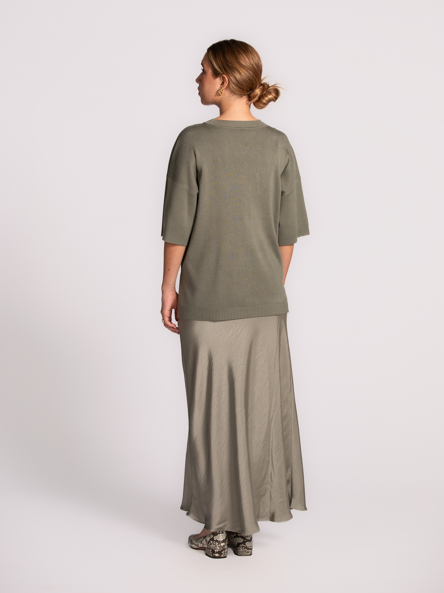 MBYM Knitted sweater Sitta 5. This light green short-sleeve knitted sweater is a versatile wardrobe essential. Its soft k...