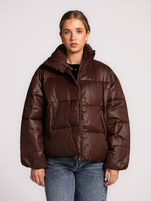 Pufferjas Seraphina. Autumn brown. Deze donkerbruine donsjas combineert warmte en comfort met een coole vibe. De zachte v...