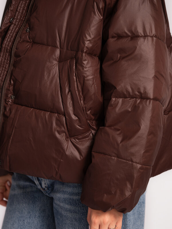 MBYM Doudoune Seraphina 4. Brun automnal. Ce manteau en duvet brun foncé allie chaleur et confort avec une touche cool. L...