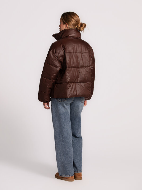 MBYM Pufferjas Seraphina 5. Autumn brown. Deze donkerbruine donsjas combineert warmte en comfort met een coole vibe. De z...