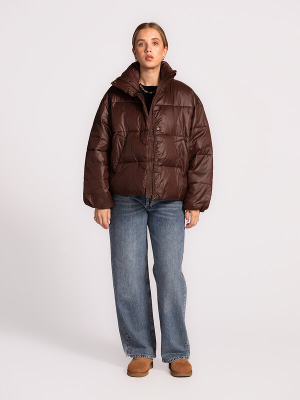MBYM Pufferjas Seraphina 3. Autumn brown. Deze donkerbruine donsjas combineert warmte en comfort met een coole vibe. De z...