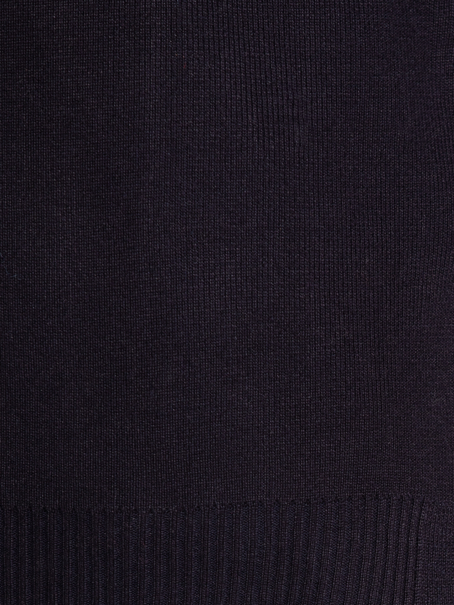 MBYM Pull tricoté Sitta 6. Ce pull en maille bleu foncé à manches courtes est un classique intemporel. Élégant ton sur to...