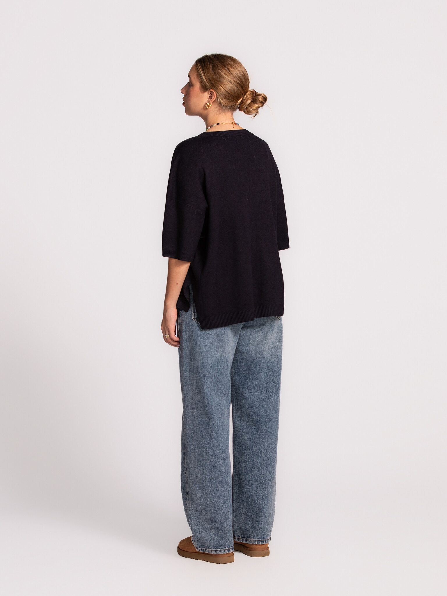 MBYM Pull tricoté Sitta 5. Ce pull en maille bleu foncé à manches courtes est un classique intemporel. Élégant ton sur to...
