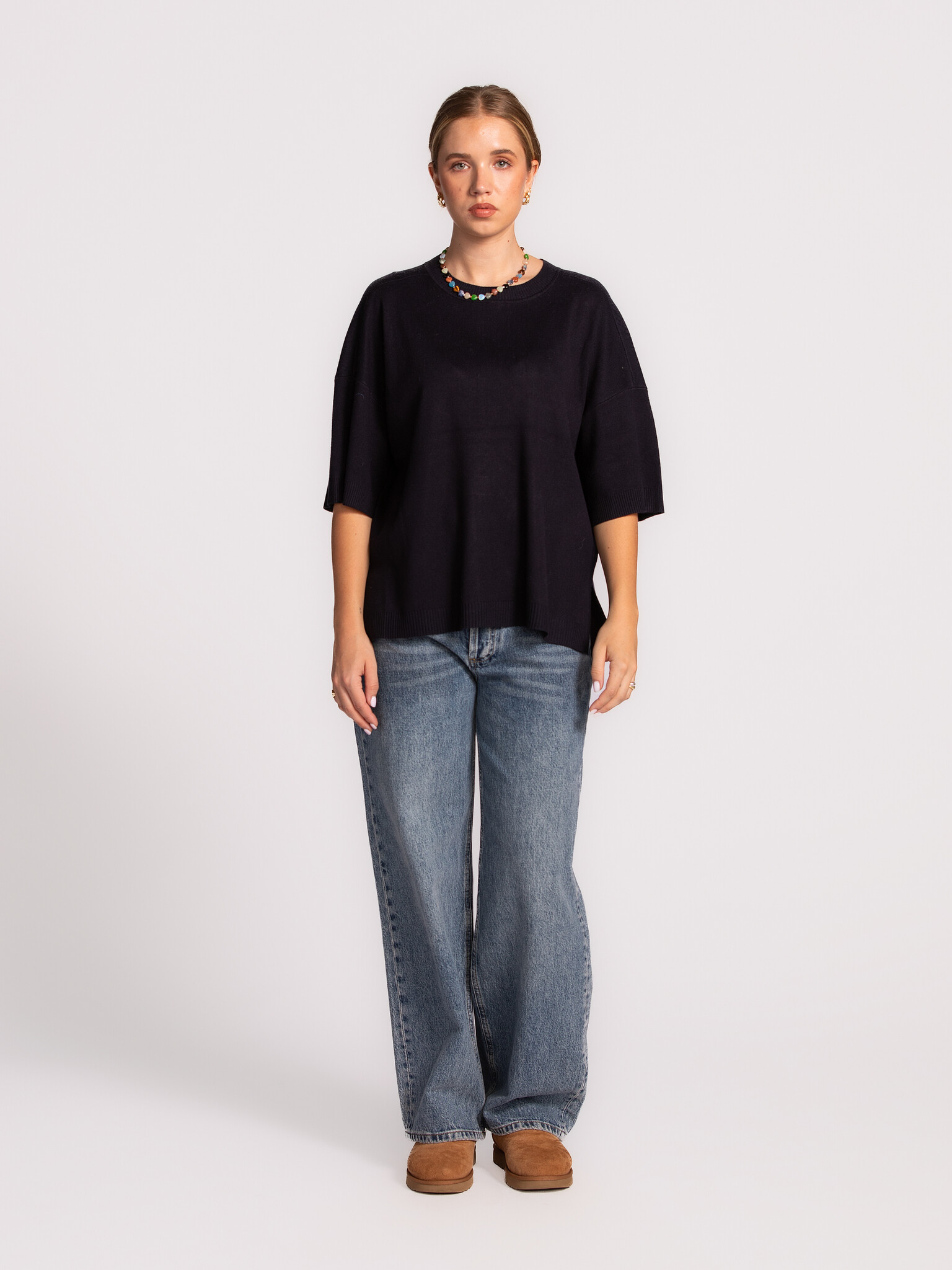 MBYM Pull tricoté Sitta 1. Ce pull en maille bleu foncé à manches courtes est un classique intemporel. Élégant ton sur to...