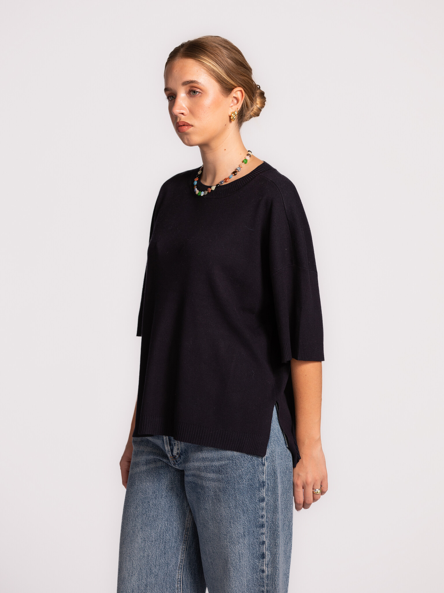MBYM Pull tricoté Sitta 3. Ce pull en maille bleu foncé à manches courtes est un classique intemporel. Élégant ton sur to...