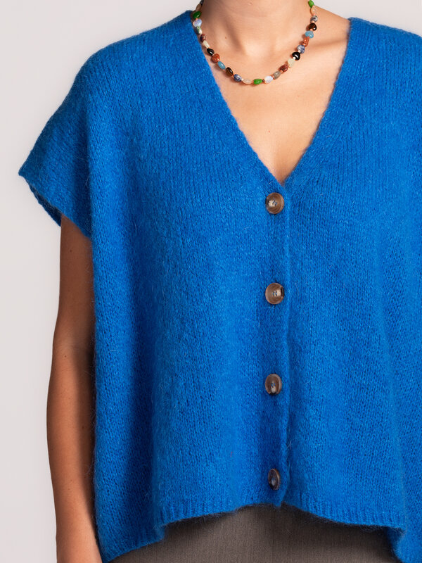 Le Marais Mouwloos gebreid vest Live 4. Ontdek de perfecte balans tussen elegantie en comfort. Deze mouwloze vest met opv...