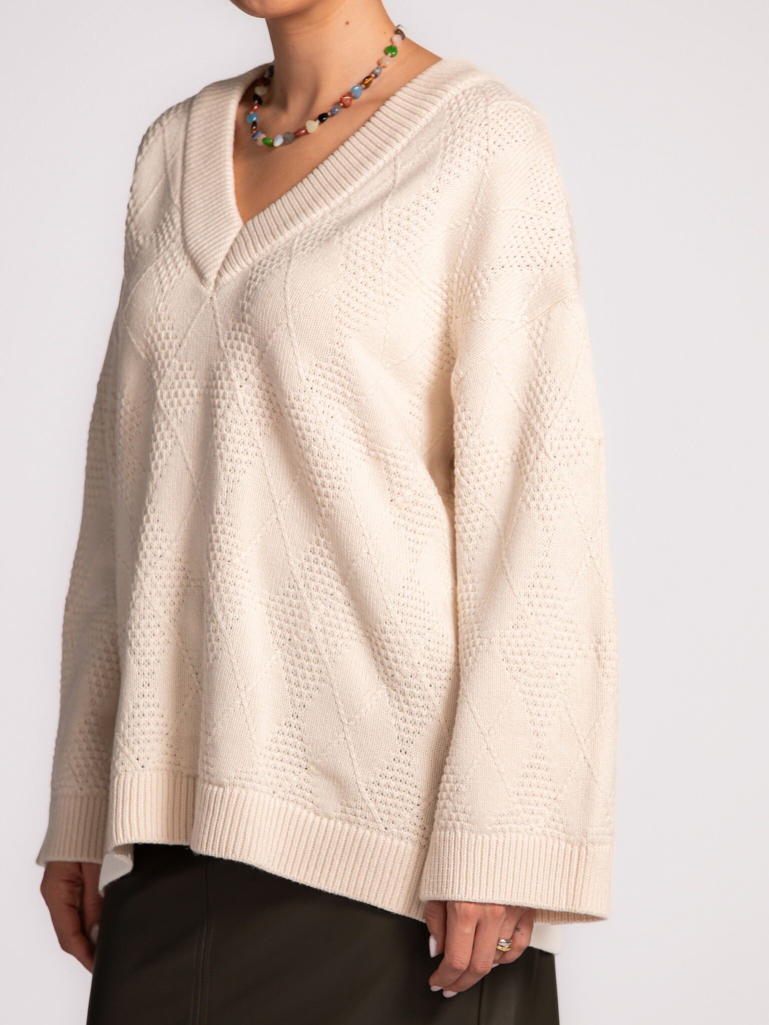 Selected Pull à col en V Ea 4. Winter whites. Enveloppez-vous dans ce pull d’hiver doux et ultra-confortable. La teinte c...