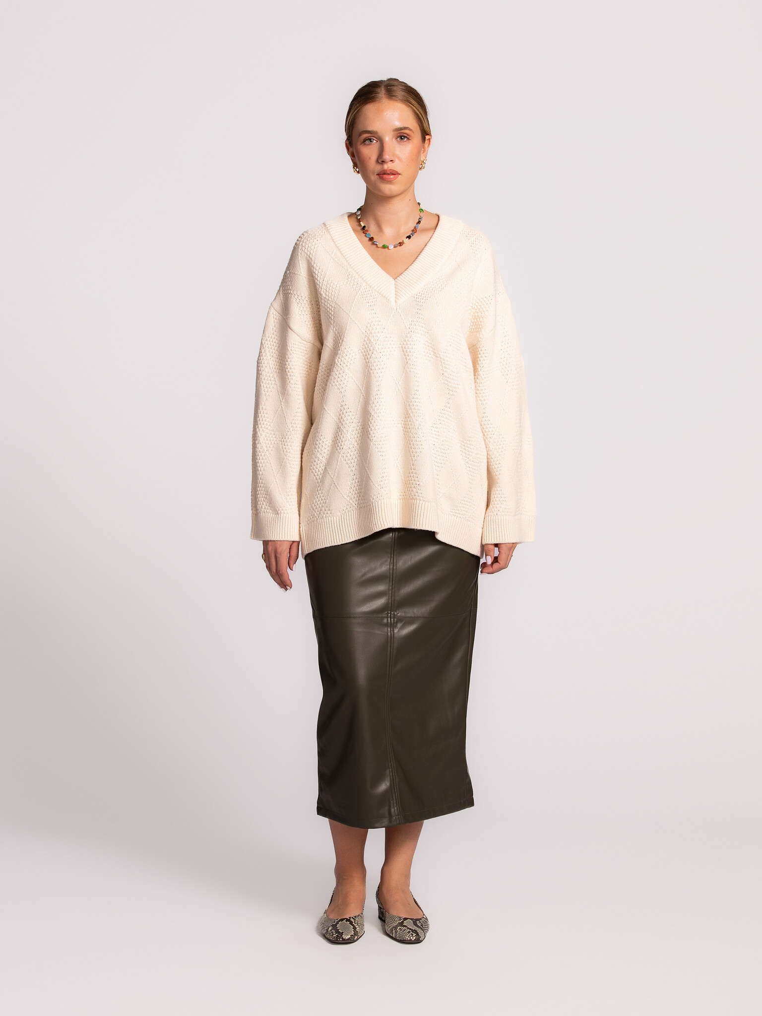Selected Pull à col en V Ea 3. Winter whites. Enveloppez-vous dans ce pull d’hiver doux et ultra-confortable. La teinte c...
