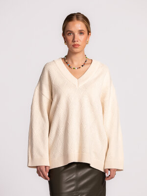 Pull Ea. Winter whites. Enveloppez-vous dans ce pull d’hiver doux et ultra-confortable. La teinte claire se marie avec vo...