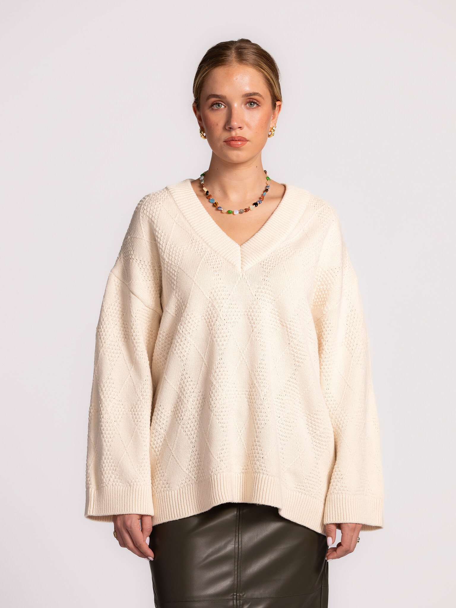 Selected Pull à col en V Ea 1. Winter whites. Enveloppez-vous dans ce pull d’hiver doux et ultra-confortable. La teinte c...