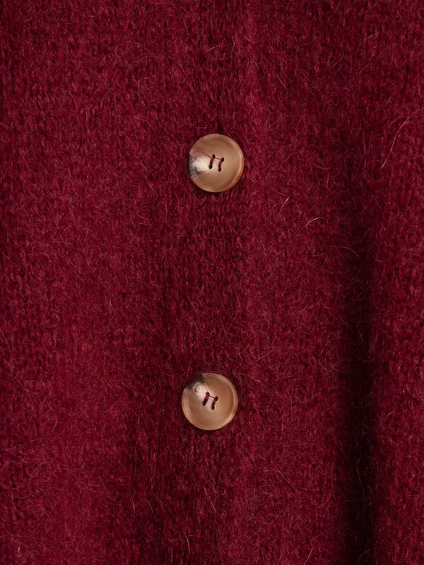 Le Marais Gilet en maille sans manches Live 6. Ce gilet sans manches bordeaux, avec ses boutons raffinés et sa coupe subt...