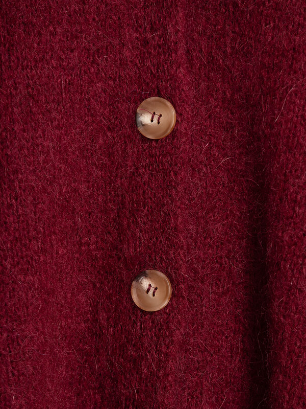 Le Marais Mouwloos gebreid vest Live 6. Ontdek de perfecte balans tussen elegantie en comfort. Dit mouwloze bordeaux vest...