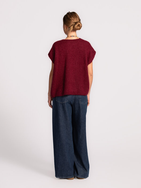 Le Marais Mouwloos gebreid vest Live 5. Ontdek de perfecte balans tussen elegantie en comfort. Dit mouwloze bordeaux vest...