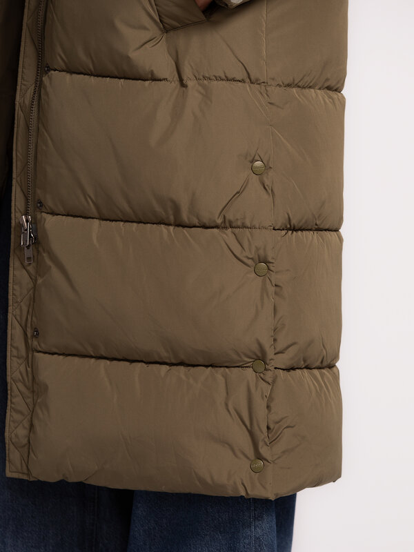 MBYM Manteau Long Ela Slit 6. Toujours en mouvement ? Cette veste matelassée kaki, longue et chaude avec capuchon, vous p...