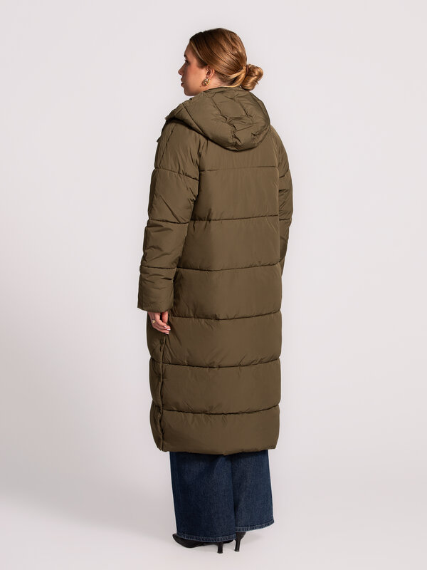 MBYM Manteau Long Ela Slit 5. Toujours en mouvement ? Cette veste matelassée kaki, longue et chaude avec capuchon, vous p...