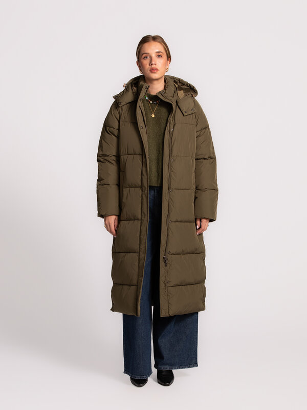 MBYM Lange Jas Ela Slit 1. Altijd onderweg? Deze khaki groene gewatteerde jas met lange, warme snit en capuchon houdt je ...