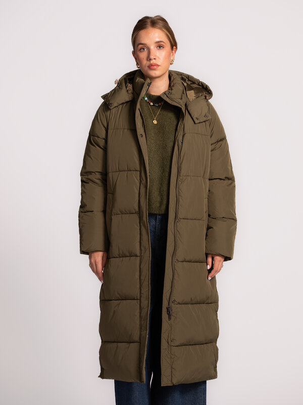 MBYM Manteau Long Ela Slit 3. Toujours en mouvement ? Cette veste matelassée kaki, longue et chaude avec capuchon, vous p...