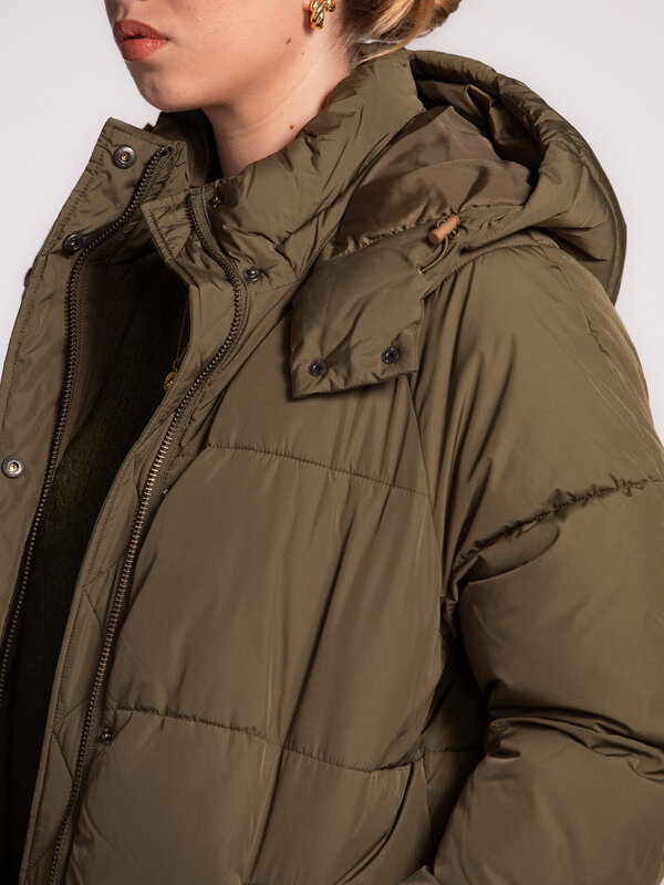 MBYM Lange Jas Ela Slit 4. Altijd onderweg? Deze khaki groene gewatteerde jas met lange, warme snit en capuchon houdt je ...