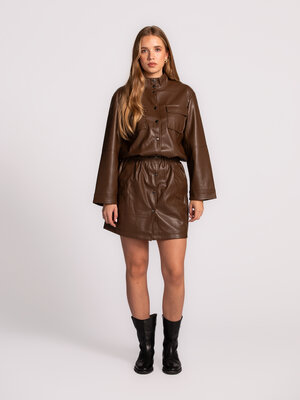 Jurk Mitch. Deze bruine vegan leren jurk in mini-lengte is de perfecte balans tussen stoer en vrouwelijk. De ingesnoerde ...