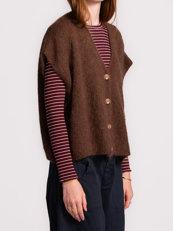 Le Marais Mouwloos gebreid vest Live 3. Ontdek de perfecte balans tussen elegantie en comfort. Deze mouwloze vest met opv...