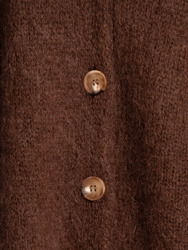 Le Marais Sleeveless knitted vest Live 5. Discover the perfect balance of elegance and comfort. This sleeveless vest, fea...