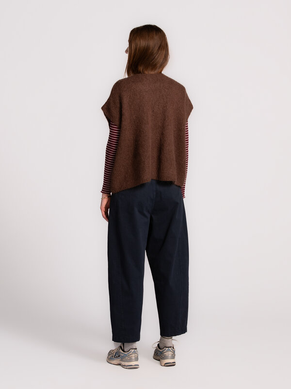 Le Marais Sleeveless knitted vest Live 4. Discover the perfect balance of elegance and comfort. This sleeveless vest, fea...