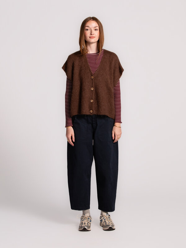 Le Marais Sleeveless knitted vest Live 2. Discover the perfect balance of elegance and comfort. This sleeveless vest, fea...