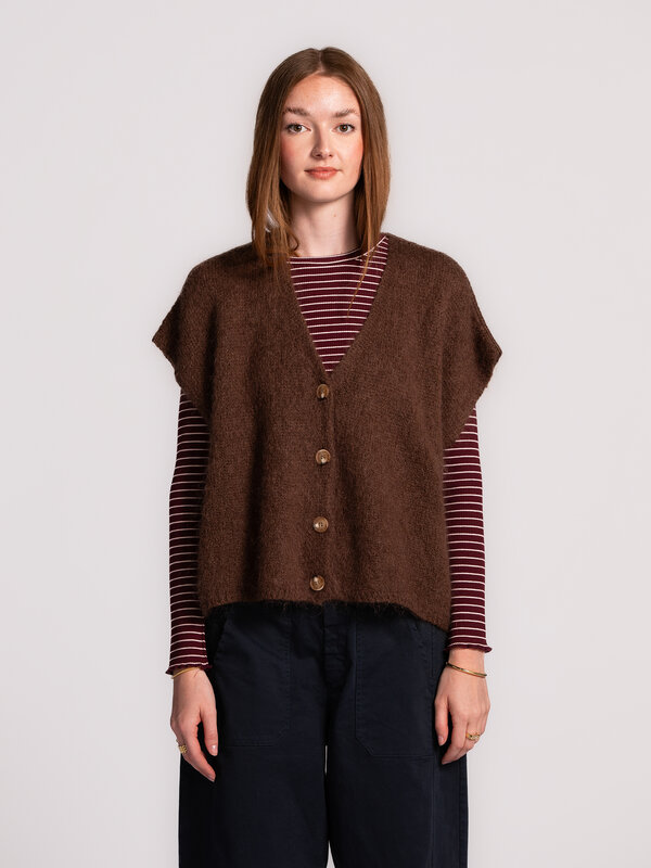 Le Marais Sleeveless knitted vest Live 1. Discover the perfect balance of elegance and comfort. This sleeveless vest, fea...